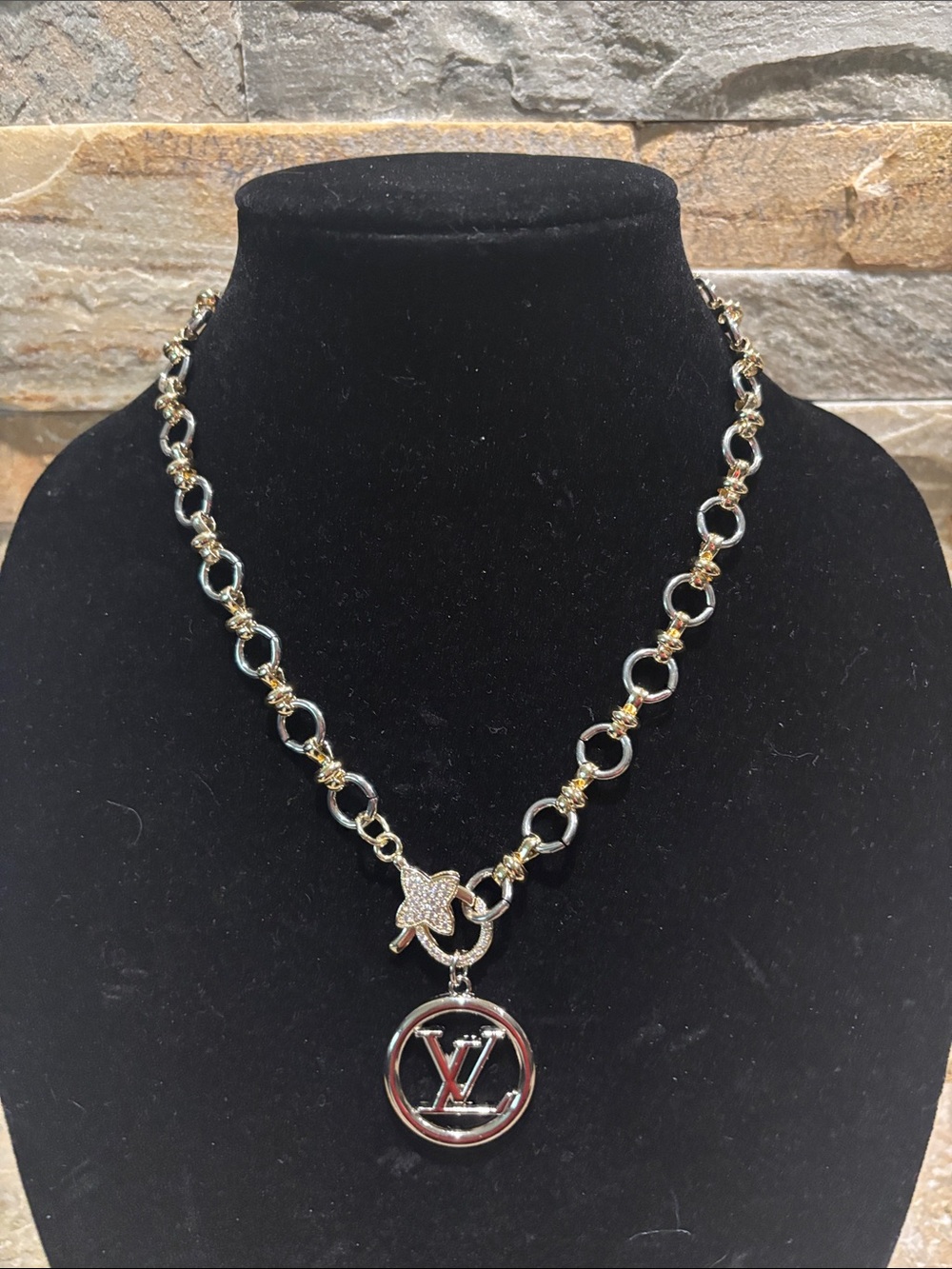 GORGEOUS Two-Tone Link Necklace with LV Circle Pendant - Gold & Silver